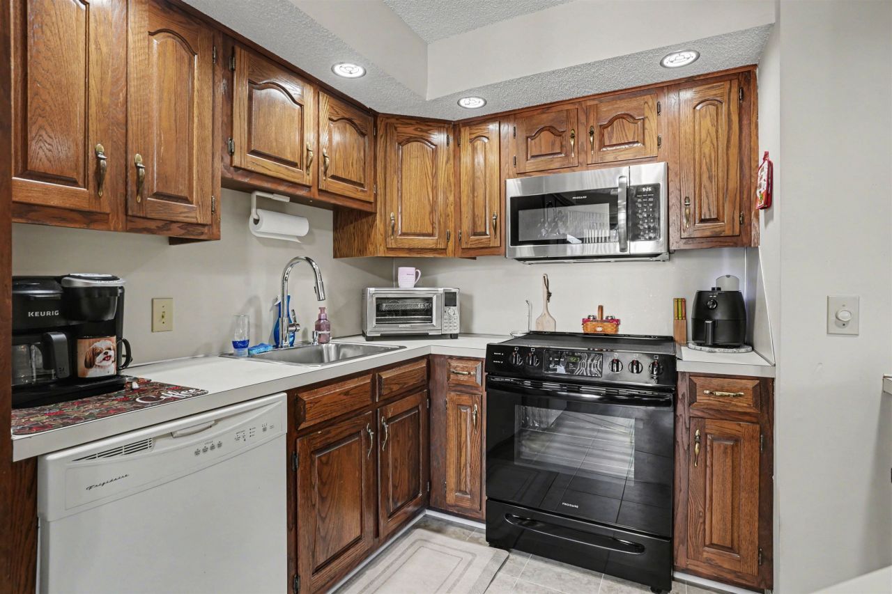 4242 Pinehurst Circle Photo 9