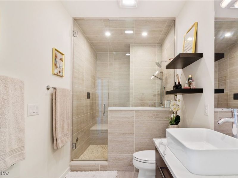 706 University Court , Cleveland, OH 44113 Photo 17