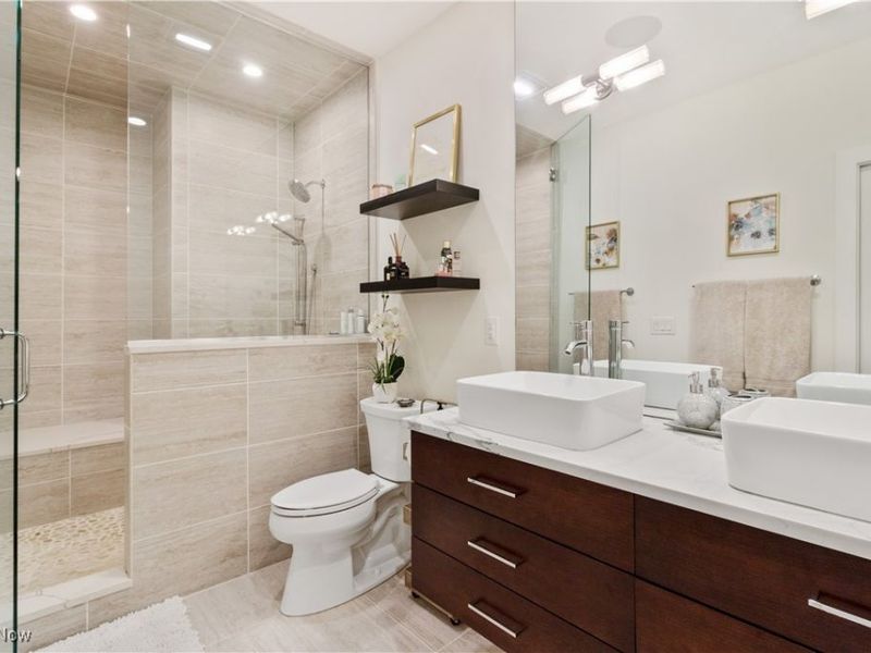 706 University Court , Cleveland, OH 44113 Photo 18