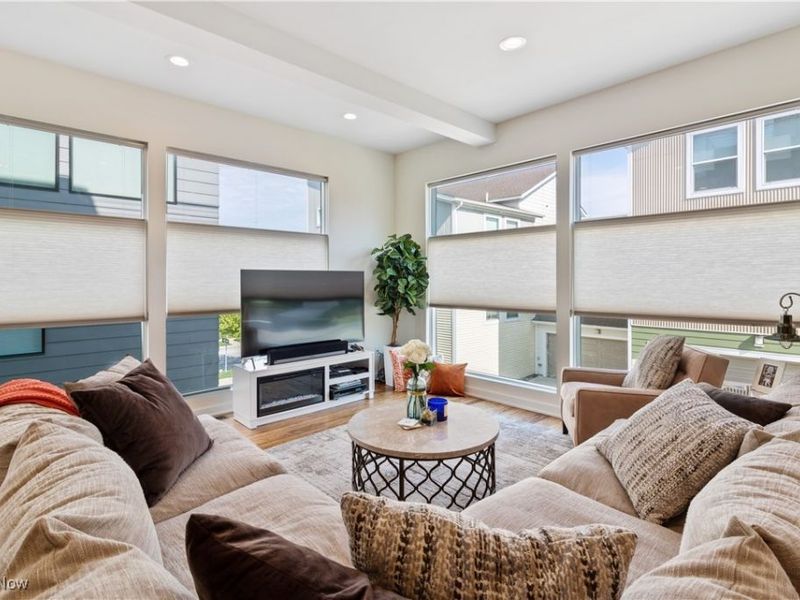 706 University Court , Cleveland, OH 44113 Photo 5