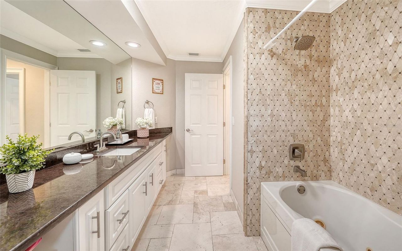 121 Holly Avenue, Sarasota, FL 34243 Photo