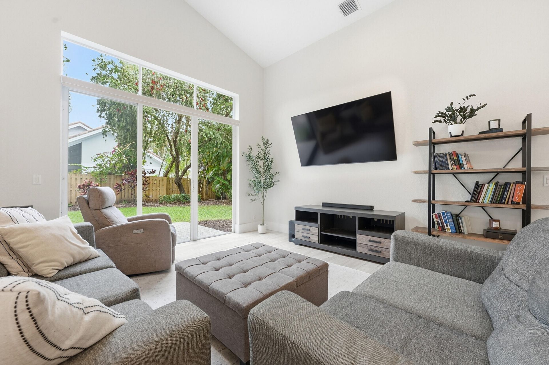 8321 Bob-o-link Drive, West Palm Beach, FL 33412 Photo