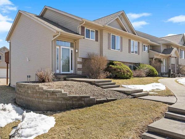 40 Jefferson Ln, North Liberty, IA 52317