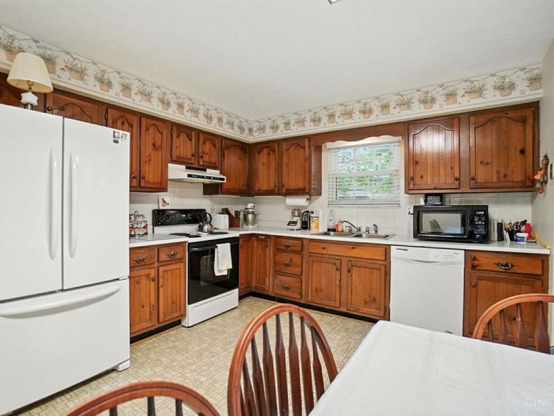 8253 Lake Ridge Drive, West Chester, OH 45069 Photo 7