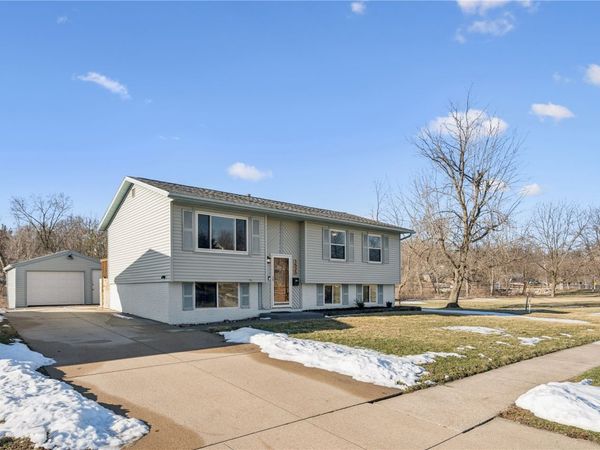 1525 N Ave NW , Cedar Rapids, IA 52405
