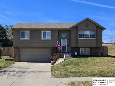 504 CHARLESTON Drive , Papillion, NE 68133