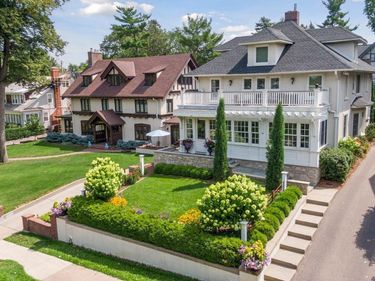 2735 E Lake Of The Isles Parkway, Minneapolis, MN 55408