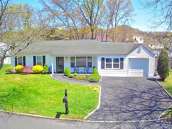 93 Burleigh Drive , Holbrook, NY 11741