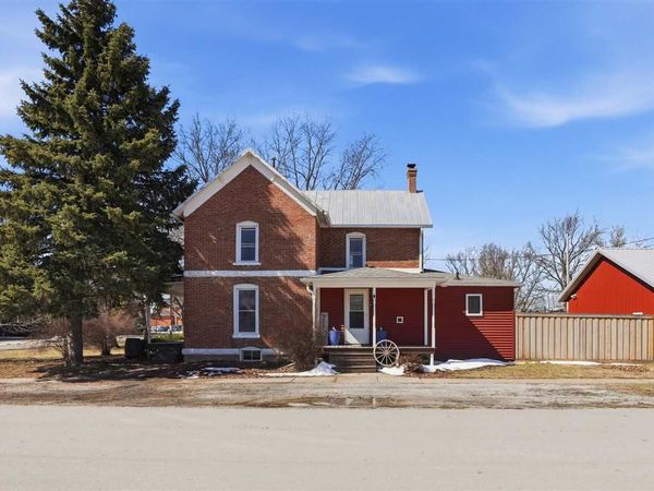 320 Brady St, Hills, IA 52335