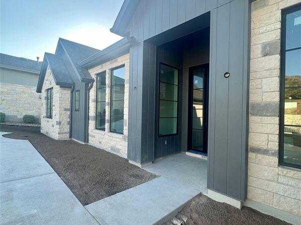 402 Sweet Grass LN, Austin, TX 78738