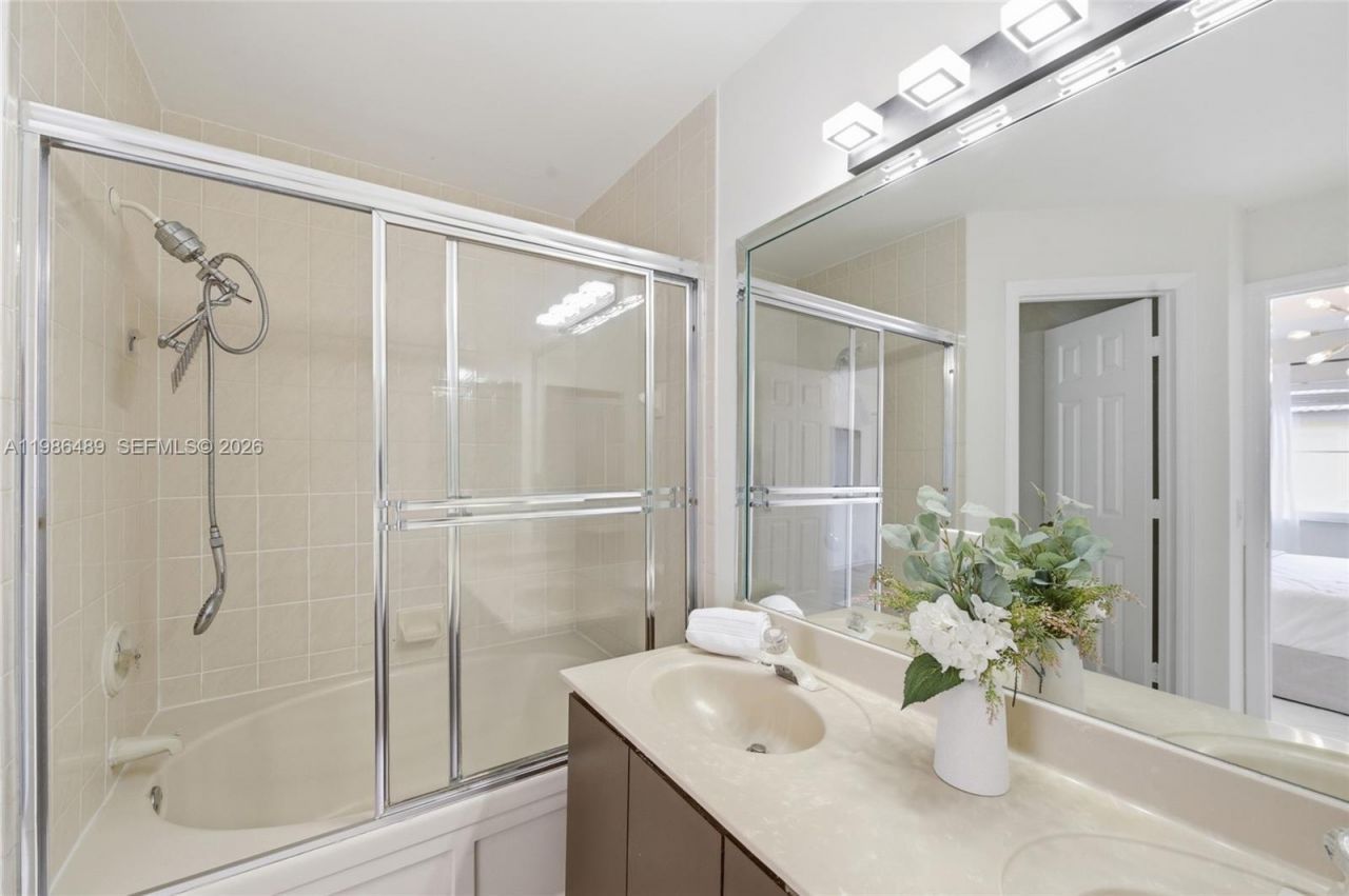 192 W Forest Oak Cir, Davie, FL 33325 Photo