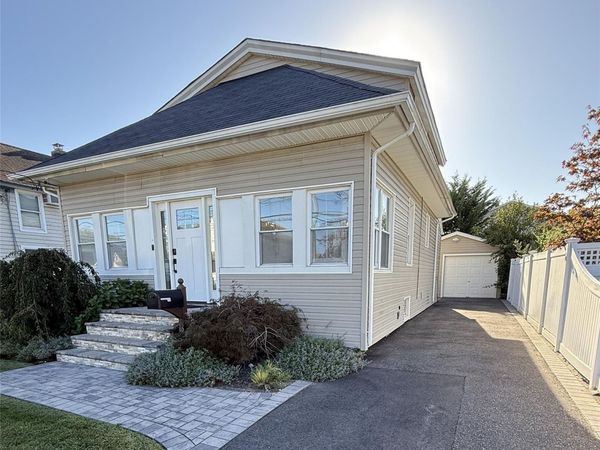 18 1st Avenue, East Islip, NY 11730