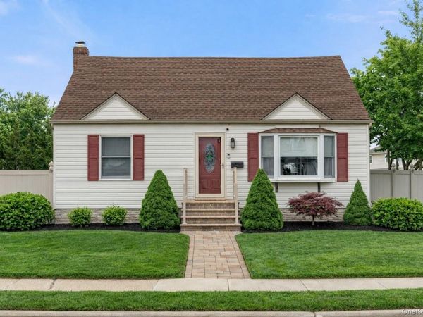 8 Garden Boulevard , Hicksville, NY 11801