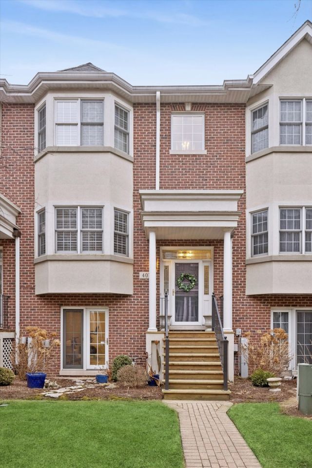 407 W Hillgrove Avenue, La Grange, IL 60525 Main Photo