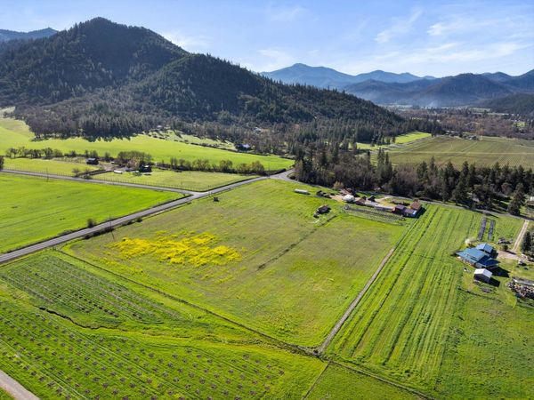 13990 N Applegate Road, Applegate, OR 97530