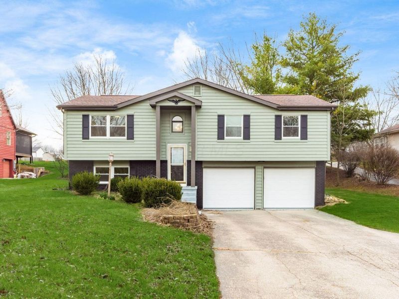 1885 E Choctaw Drive , London, OH 43140 Photo 1