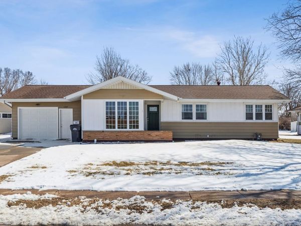 1245 8th Avenue N, Clinton, IA 52732