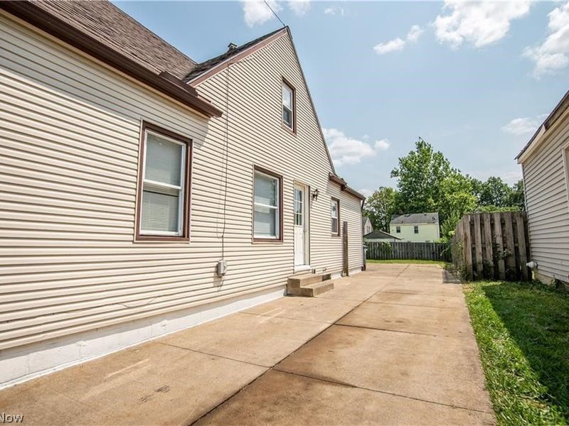 870 E Archwood Avenue , Akron, OH 44306 Photo 3