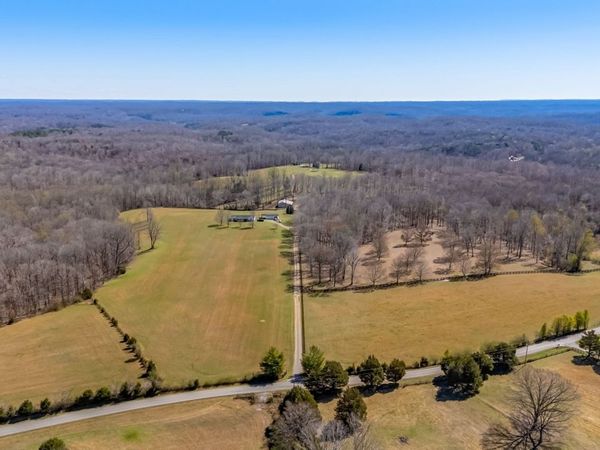 801 Collier Bend Road , Charlotte, TN 37036