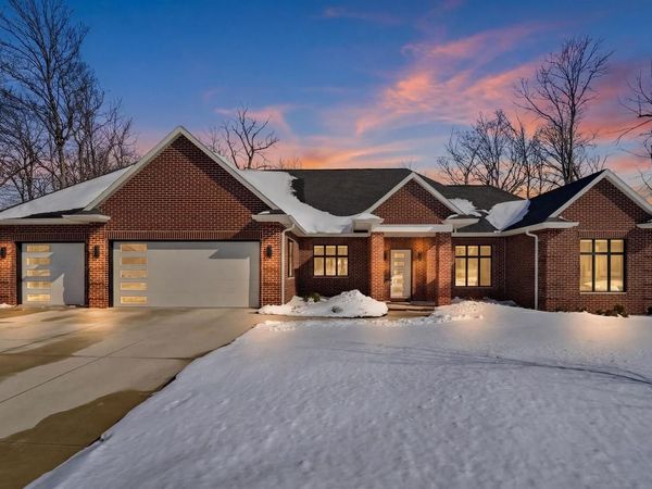 945 WOODCREST HEIGHTS DRIVE, Menasha, WI 54952