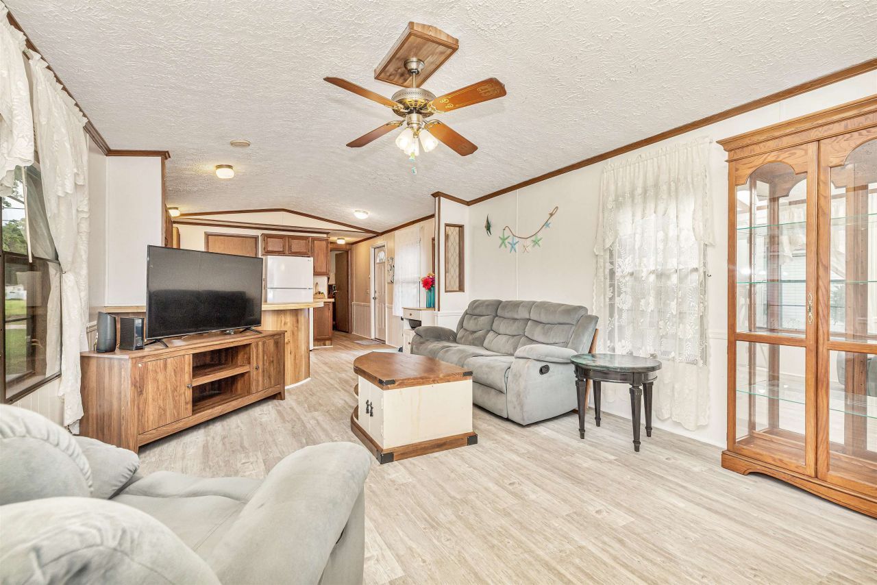 582 Mimosa Dr. Photo 11