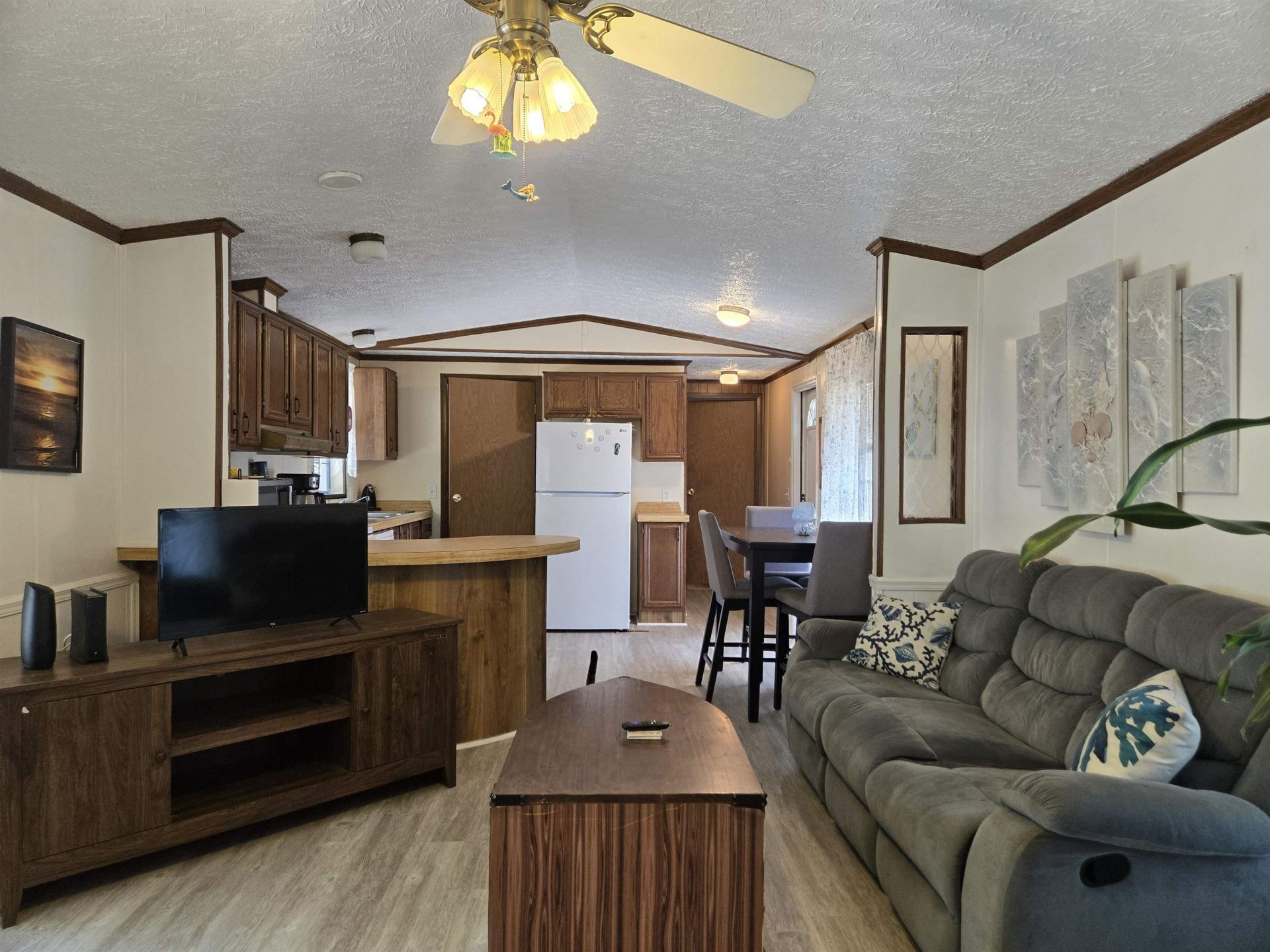 582 Mimosa Dr. Photo 11