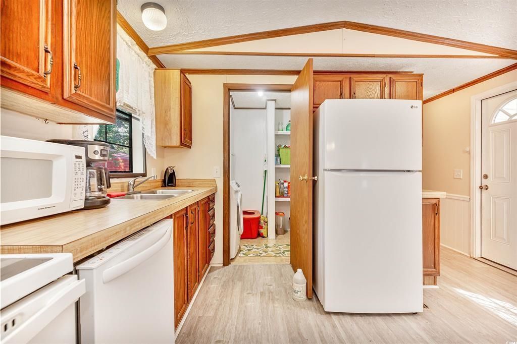 582 Mimosa Dr. Photo 14