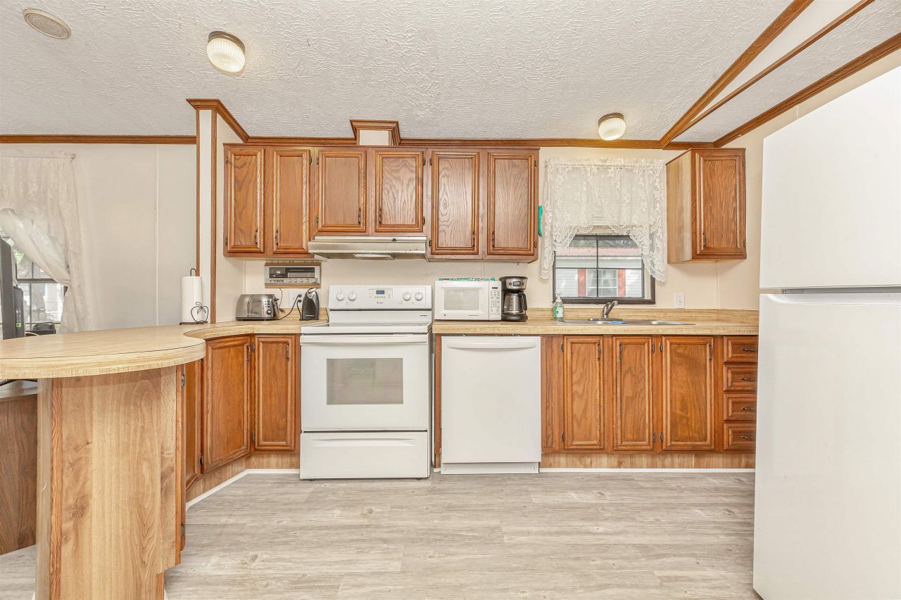 582 Mimosa Dr. Photo 16