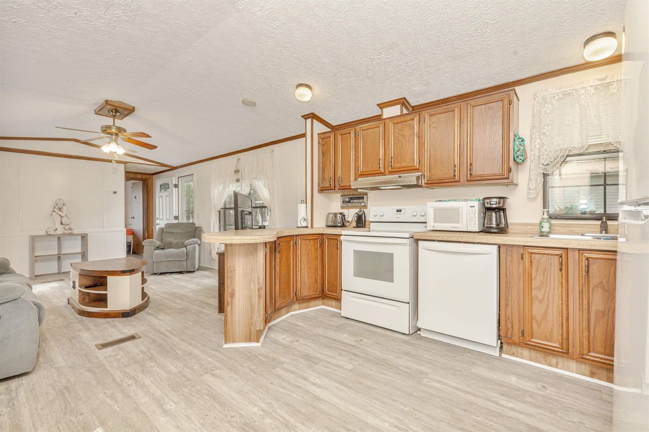 582 Mimosa Dr. Photo 17