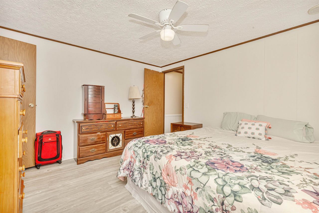 582 Mimosa Dr. Photo 20