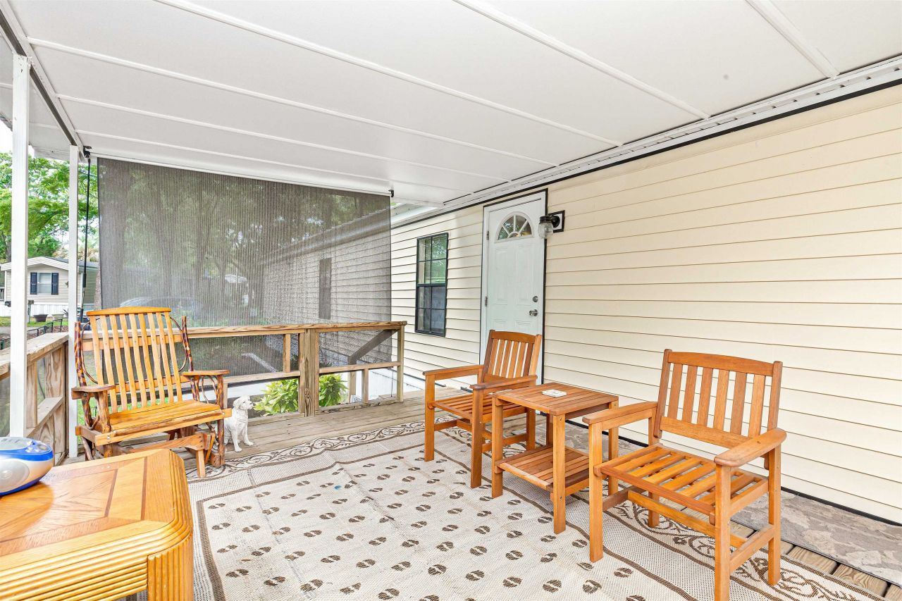 582 Mimosa Dr. Photo 6