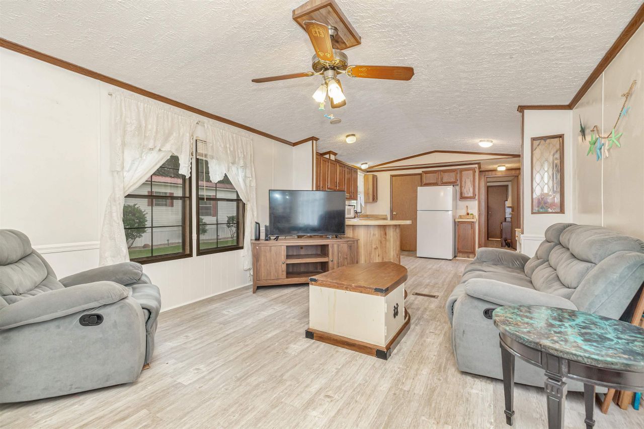 582 Mimosa Dr. Photo 8