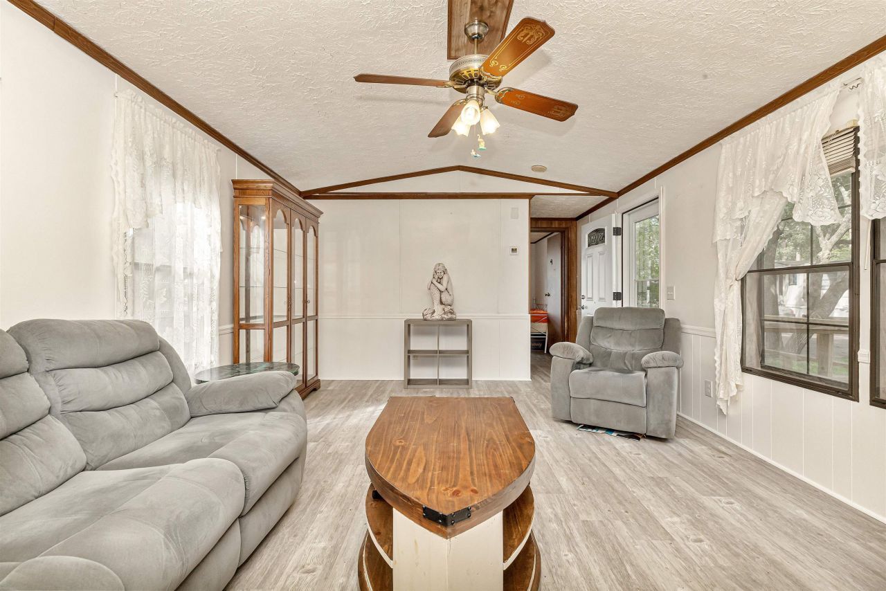 582 Mimosa Dr. Photo 9