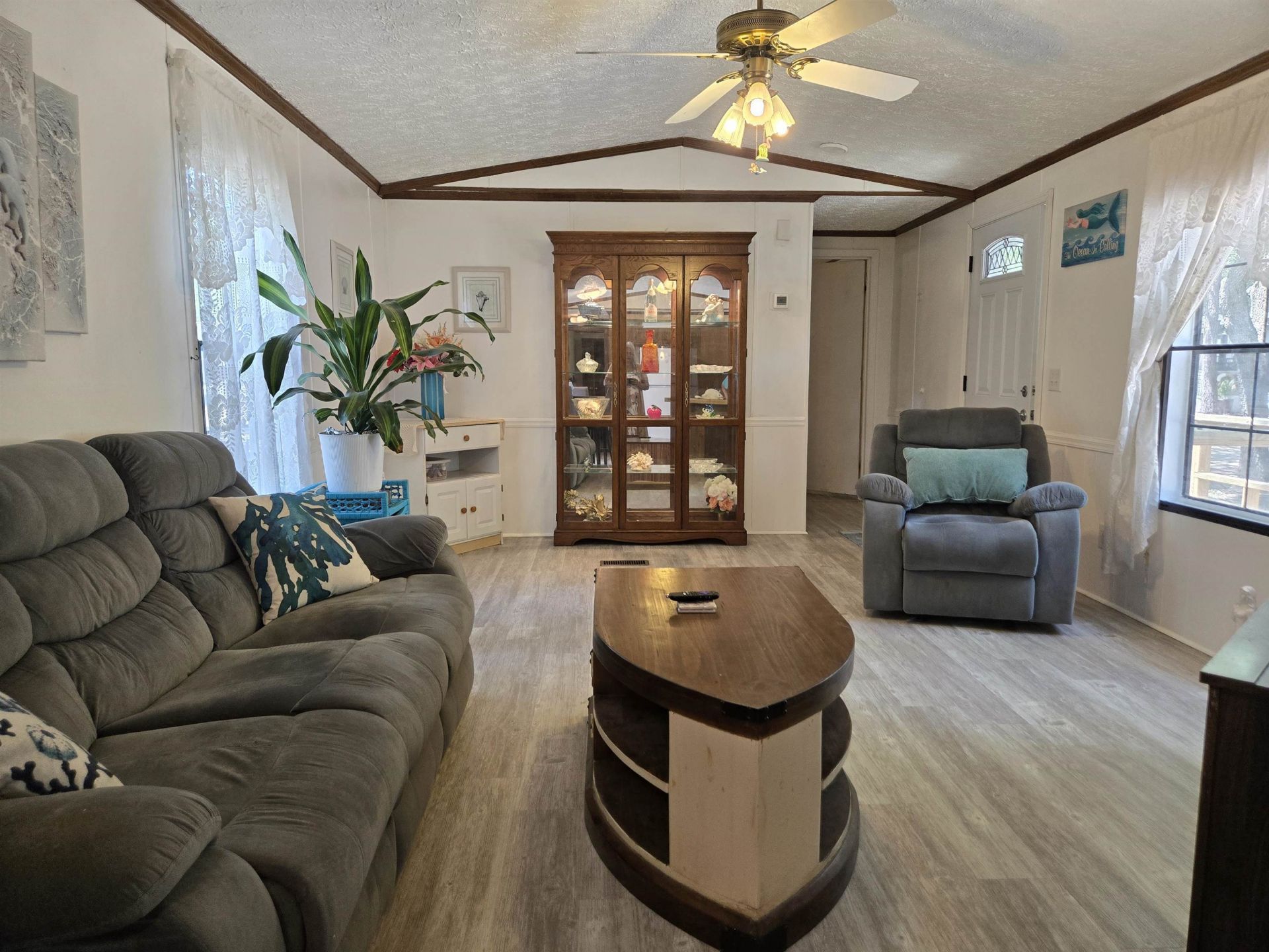 582 Mimosa Dr. Photo 9