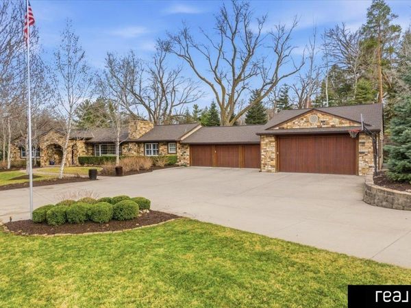 805 Ridgewood Avenue, Omaha, NE 68114