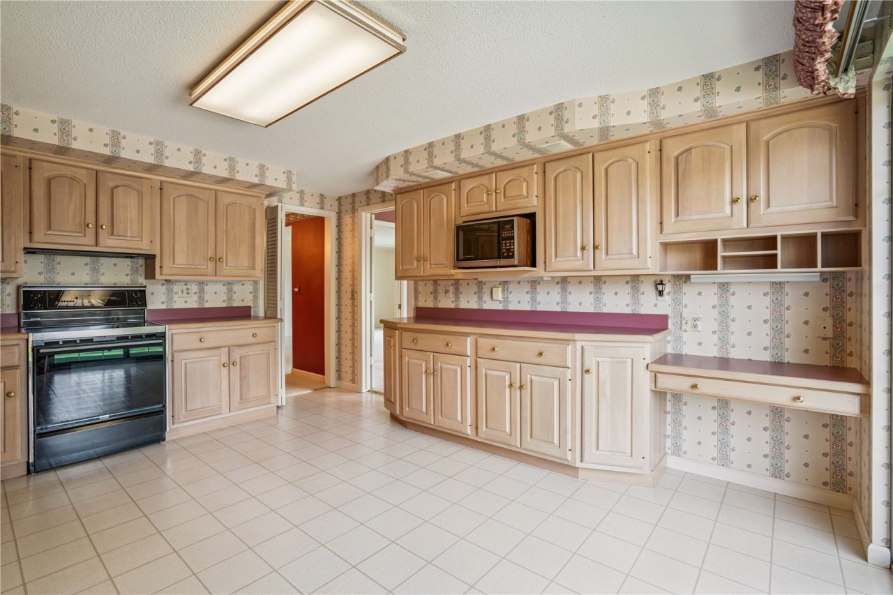100 Thompson Drive Se, Unit 212, Cedar Rapids, IA 52403 Main Photo