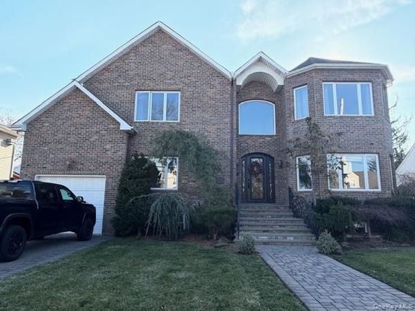 316 Roxbury Road S, Garden City, NY 11530