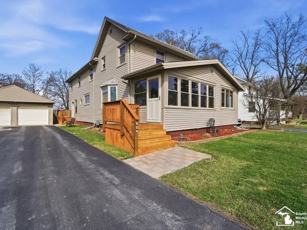 924 Hawthorne Street, Temperance, MI 48182