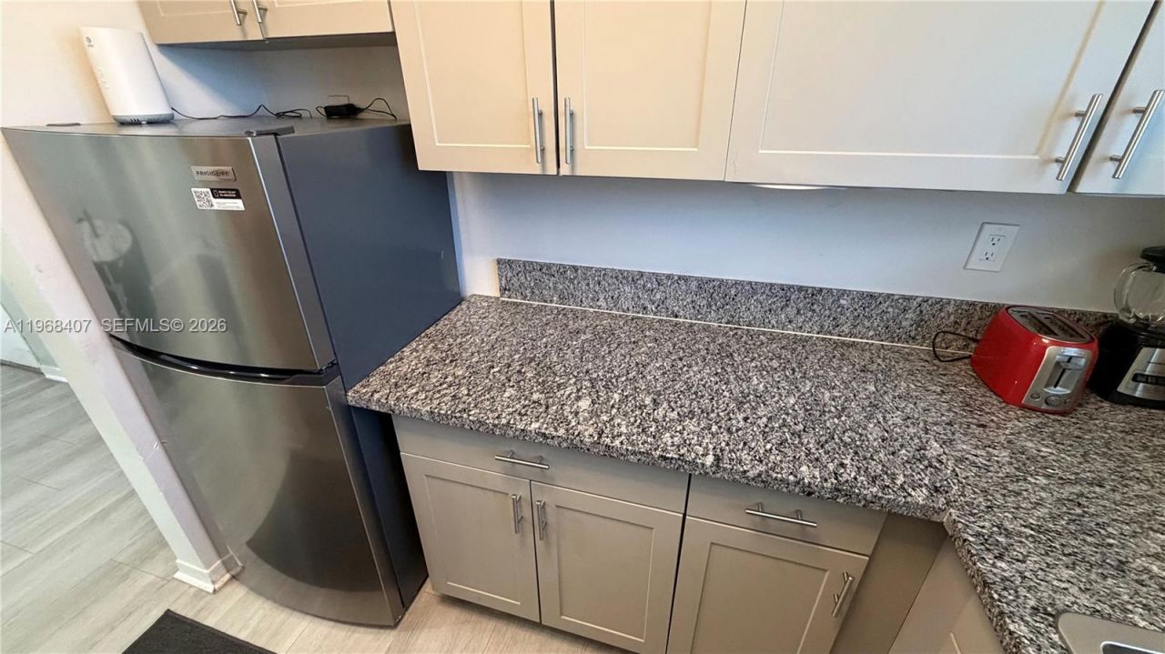 10000 E Bay Harbor Dr, Unit 14, Bay Harbor Islands, FL 33154 Photo