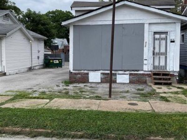 8830 N Broadway, St Louis, MO 63147