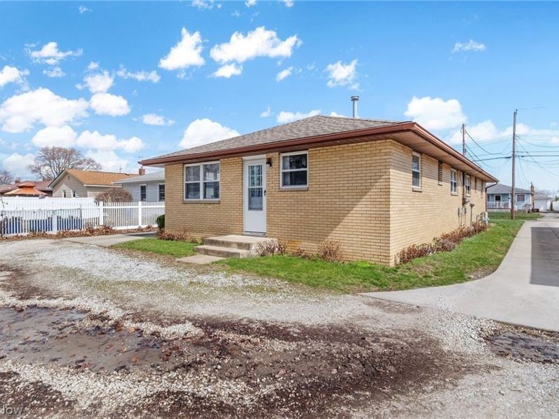 592 Herbert Road , Akron, OH 44312 Photo 4