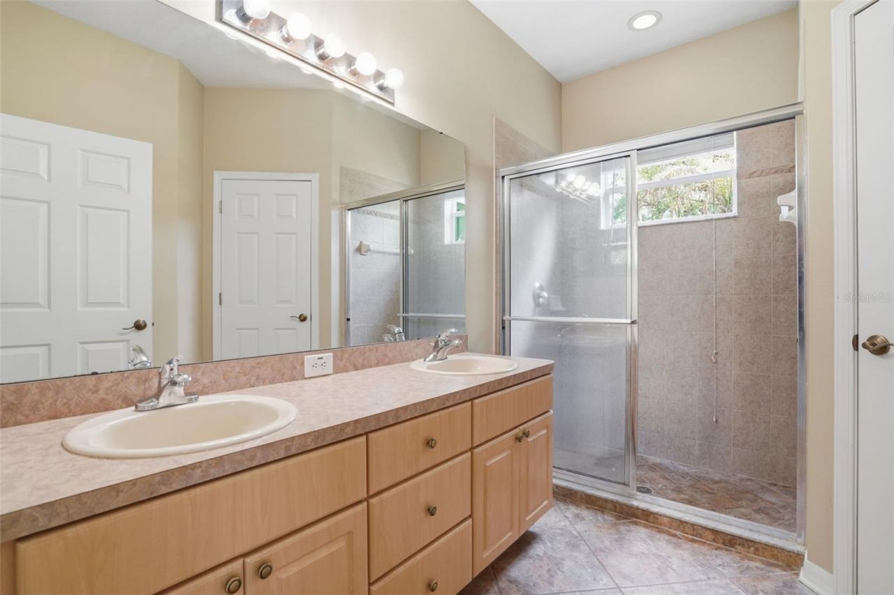 6407 Bridgecrest Drive , Lithia, FL 33547 Photo