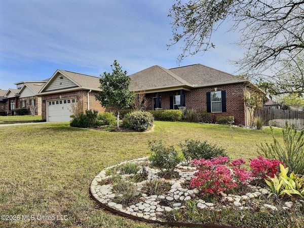 1000 Pelican Cove, Ocean Springs, MS 39564