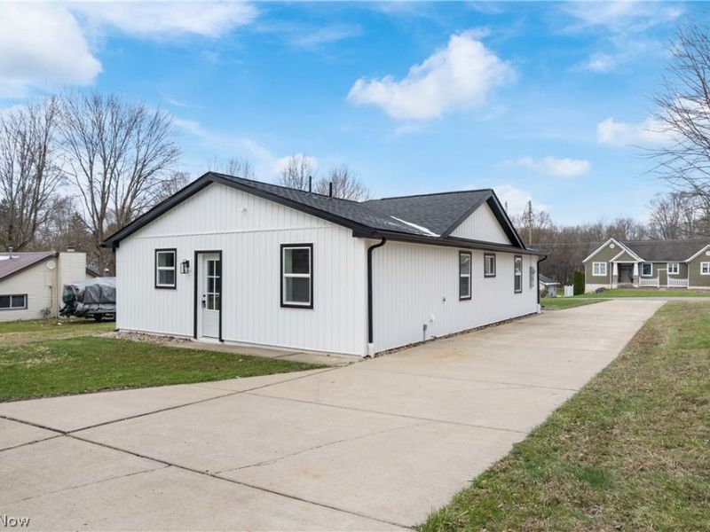 2351 Heston Drive, Lake Milton, OH 44429 Photo 4