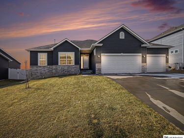 5213 Lynnwood Drive, Papillion, NE 68133