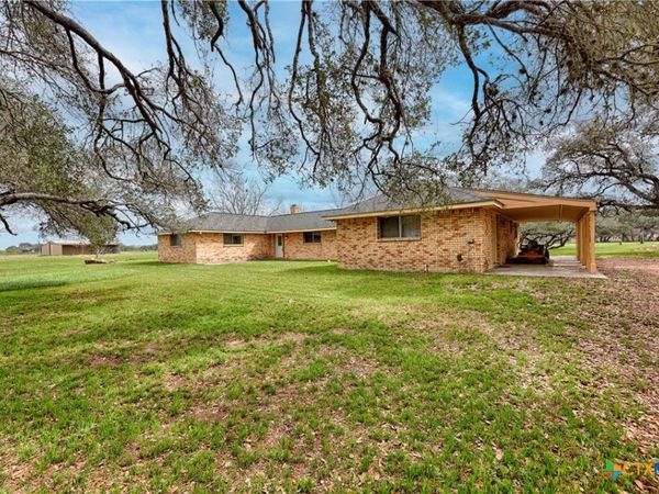 341 County Road 233 , Hallettsville, TX 77964