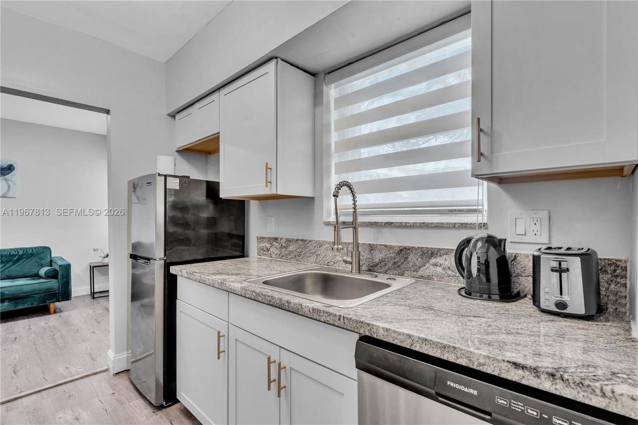 10002 E Bay Harbor Dr, Unit 6, Bay Harbor Islands, FL 33154 Photo