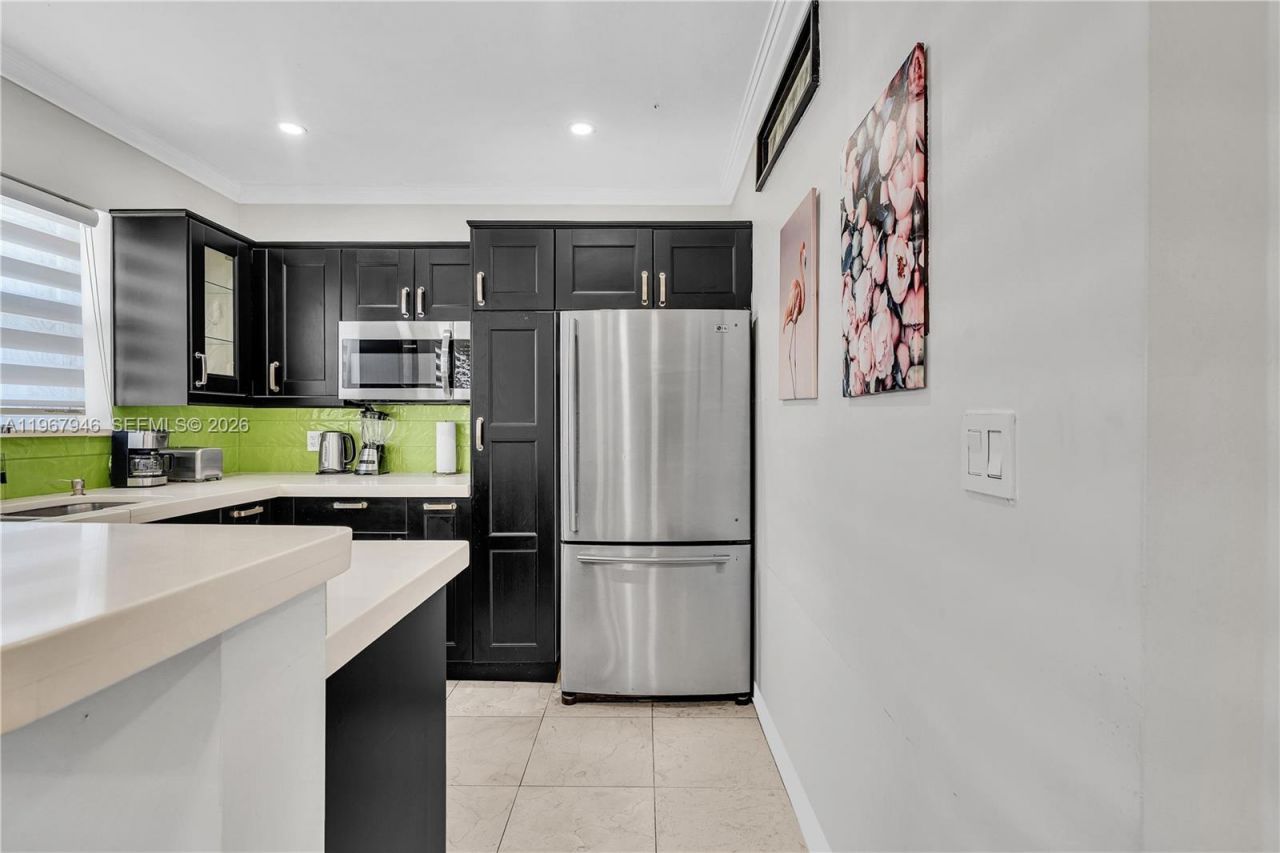 10004 E Bay Harbor Dr, Unit 8, Bay Harbor Islands, FL 33154 Photo