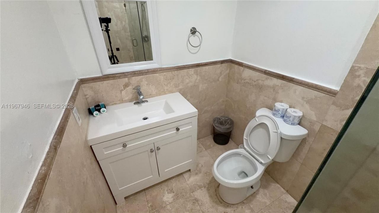 10004 E Bay Harbor Dr , Unit 8, Bay Harbor Islands, FL 33154 Photo