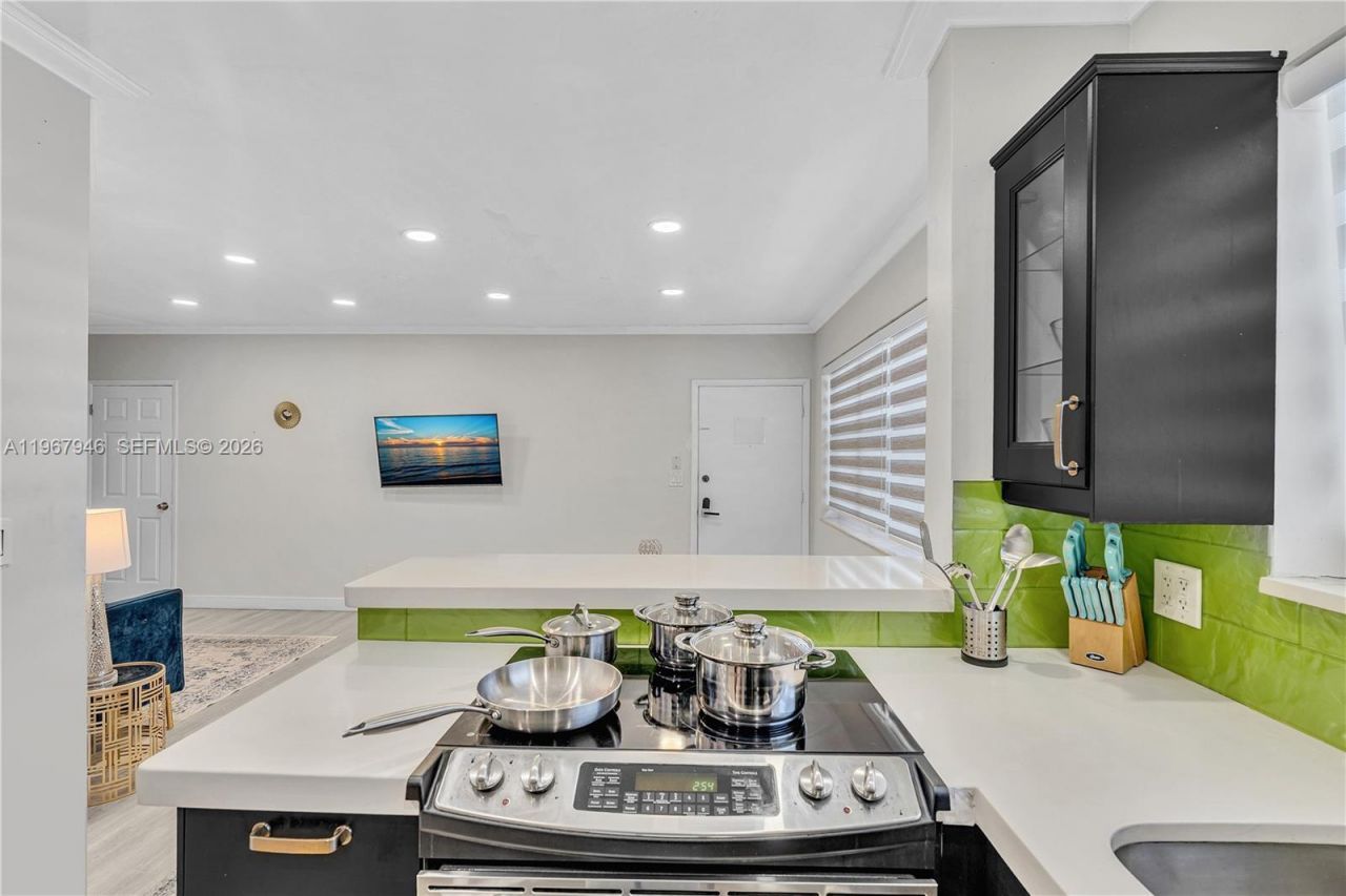 10004 E Bay Harbor Dr, Unit 8, Bay Harbor Islands, FL 33154 Photo